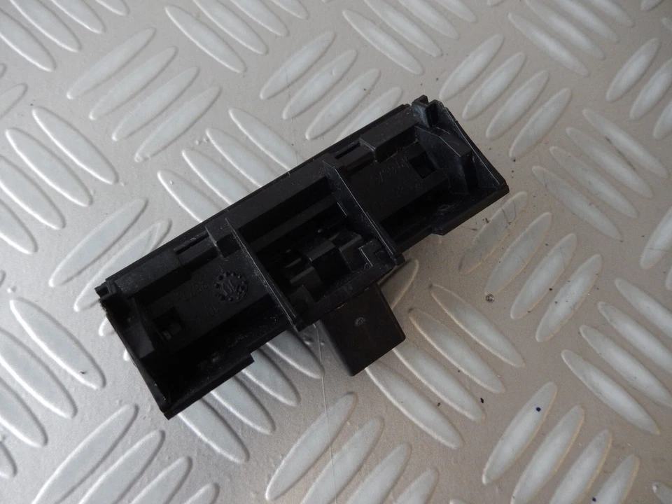 Contact switch switch tailgate opener 9663558880 Peugeot 308 SW  - Image 1 of 1