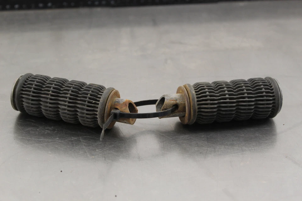 Suzuki GS550 1978 reposapiés delanteros clavijas juego peldaños par O935 Foto 1 de 4