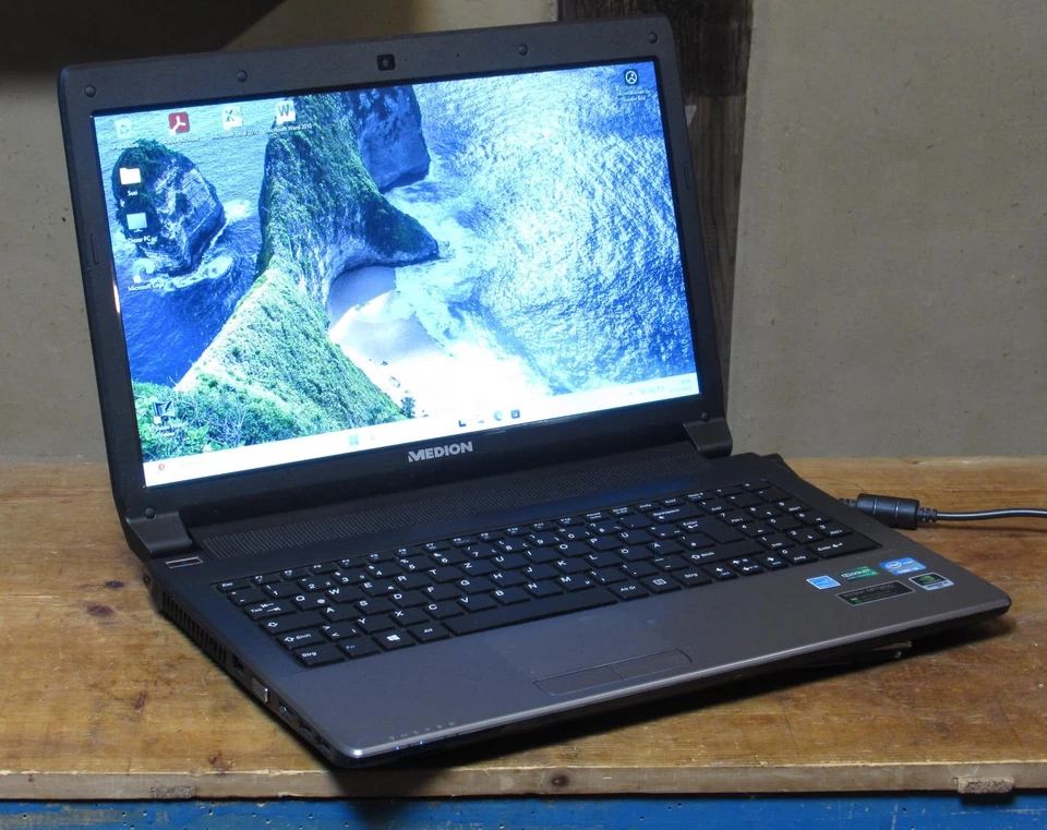 Notebook Medion Akoya P6638, Win11, wie neu aber Akku tot - Bild 1 von 4