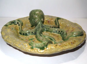 Plato de pulpo de cerámica esmaltado 3D hecho a mano decoración 9" por la artista Coni Kalinowski - Imagen 1 de 8