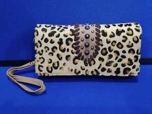 Neu ohne Etikett Trinity Ranch Leopard Nieten dreifach faltbare geknöpfte Geldbörse hellbraun/braun - Bild 1 von 12