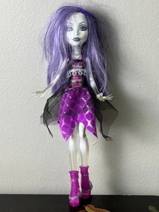 2012 Monster High Ghoul's Alive Spectra Vondergeist Puppe mit Outfit & Schuhen - Bild 1 von 6