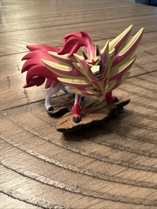 Statua Figura Shiny Zamazenta - Corona Zenith - Pokemon TCG - GAMEFREAK - Foto 1 di 5
