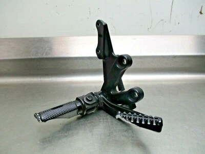 2002 Suzuki GSXR600 apoio para os pés direito suporte de freio traseiro 43511-35F00 - Imagem 1 de 4