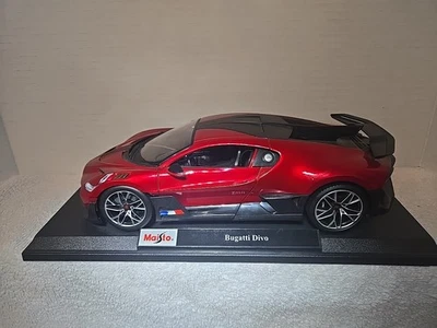 Bugatti Divo - Rojo con Acento de Fibra de Carbono Escala 1/18 MAISTO Edición Especial - NUEVO Foto 1 de 4