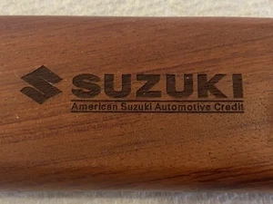 Bonito bolígrafo de madera y estuche de madera LASER SUZUKI de colección American Suzuki automotriz - Imagen 1 de 12