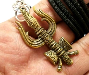 CIONDOLO TRIDENTE DI SHIVA TRISHULA TRISULA TRISHUL AMULETO TIBETANO DIO INDÙ - Foto 1 di 1