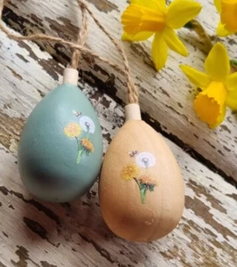 Juego de dos decoraciones rústicas de huevo de Pascua de diente de león y abeja de madera Gisela Graham - Imagen 1 de 1