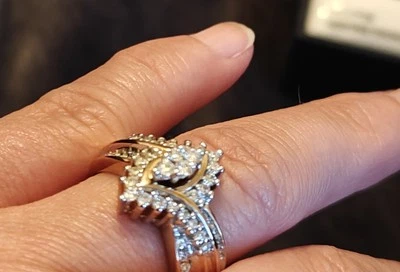 10kt Gold Genuine Diamond Ring, 1/2 Cttw, Size 7 - Image 1 of 4