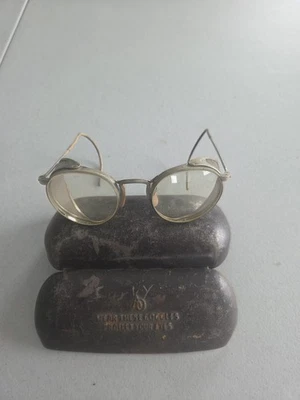 Óculos de segurança American Optical Vent dobra lateral armação de fio âmbar com estojo de metal - Imagem 1 de 4