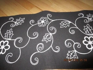 SCHWARZ GEFÜTTERTER LÄUFER -- WEISSE STICKEREI -- 64" X 11" -- #T5A-3 - Bild 1 von 24