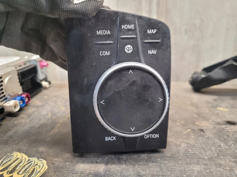 Audio Equipment Radio Controller Console Mounted Fits 20-21 BMW 330i 1981262 - Изображение 1 из 4