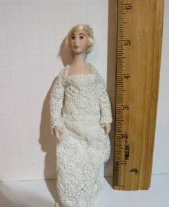 Muñeca casa de muñecas escala 1:12 hecha por artista ~ lindo pasador en su cabello HERMOSAMENTE HECHA - Imagen 1 de 5