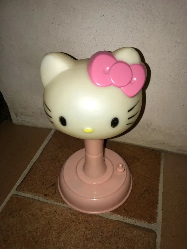 LAMPADA HELLO KITTY COME IN FOTO NON SO SE FUNZIONANTE SI SVENDE PER NON BUTTARE - Immagine 1 di 2