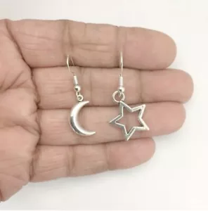 Schöne umkehrbare Mond & Stern Charms Antik Silber Hängel Ohrringe. - Bild 1 von 2