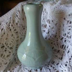 Asian Chinese?Japanese? Celadone Bulb Shape Vase with lotus petals - Picture 1 of 11