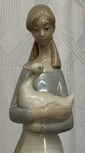 VINTAGE NAO VON LLADRO HANDGEFERTIGT IN SPANIEN MÄDCHEN WIEGT GANS DAISA 11" HOCH - Bild 1 von 6