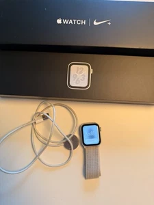 Apple Watch Series 4 GPS Nike Edition 40mm Spacegrau - Bild 1 von 5