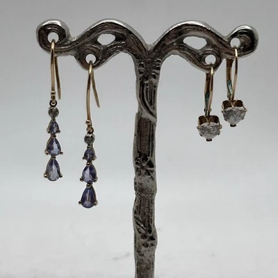 Pendientes perforados de oro amarillo de 10k 2 piezas circonita cúbica corazones gotas púrpuras Foto 1 de 4