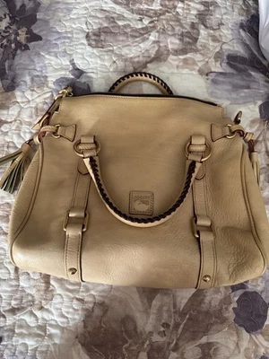 BOLSO MONEDERO DOONEY BOURKE FLORENTINE LT CUERO TOSTADO TOPO con BORLAS LATERALES Foto 1 de 4