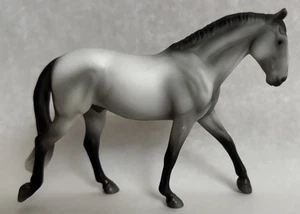 Breyer TSC Elegant Pastures Grey Irish Sporthorse Stablemate Pferd - Bild 1 von 3