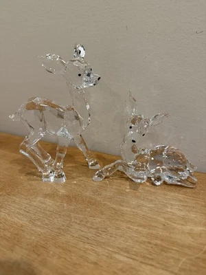 "Estatuillas de ciervo de acrílico transparente, juego de 2 piezas de plástico facetado de renos, 5"" y 4"" usadas en excelente estado" Foto 1 de 4