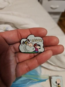 Pin Esmalte Giratorio Peanuts Charlie Brown & Lucy Fútbol Spinner Bioworld Aaugh - Imagen 1 de 3