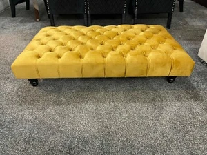 Mesa de centro grande hecha a mano con reposapiés Chesterfield - Imagen 1 de 10