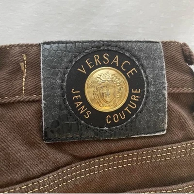 Vaqueros vaqueros VERSACE JEANS COUTURE VINTAGE AÑOS 90 marrón y dorado pierna recta. w24” Foto 1 de 4