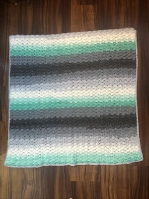 PRECIOSO Cuadrado de Ganchillo Hecho a Mano, Ver Medidas, Grises y Verdes, ¡Precioso! Foto 1 de 4