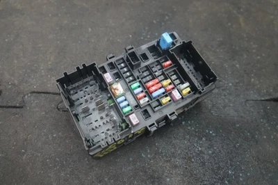 Блок предохранителей для правой приборной панели 23200664 от оригинального производителя Cadillac Escalade ESV 2015 - Изображение 1 из 3