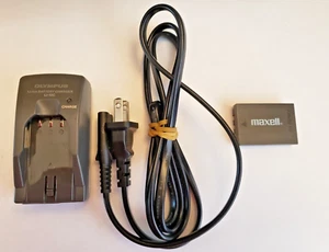 Genuine Olympus Li-ion Battery Charger Dock Cradle LI-10C With Maxell Battery - Picture 1 of 4