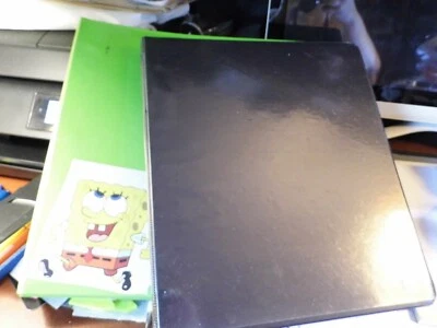 Carpeta verde Avery Dennison de 1,5" con bolsillo interior sobre y carpeta negra de 1" Foto 1 de 4