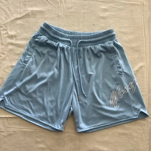 YoungLa Signature Shorts Herren Gr. L Carolina Blau Graffiti Logo Lesen - Bild 1 von 12