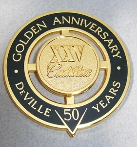 Insignia medallón parrilla XXV aniversario dorado vintage Cadillac Deville - Imagen 1 de 9