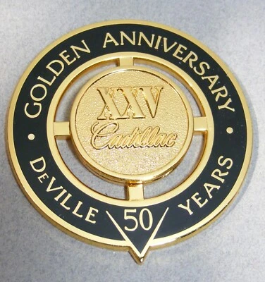 Insignia medallón parrilla XXV aniversario dorado vintage Cadillac Deville Foto 1 de 4