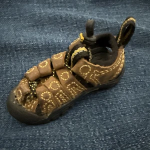 Sandali portachiavi marca Keen Newport pelle logo pubblicità regalo 3,5" D2 - Foto 1 di 6