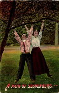 Postal de cómic romance vintage, un par de tirantes pareja en una rama PM 1911 - Imagen 1 de 2