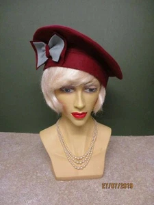 1940 SEÑORA SOMBRERO DE FIELTRO ROJO OSCURO CON ARCO DECORACIÓN  - Imagen 1 de 4