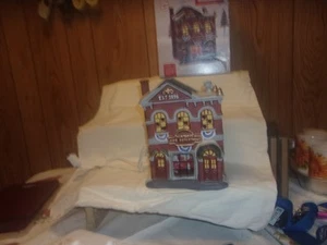 HOLIDAY TIME FIRE DEPT CHRISTMAS VILLAGE BUILDING - Picture 1 of 2