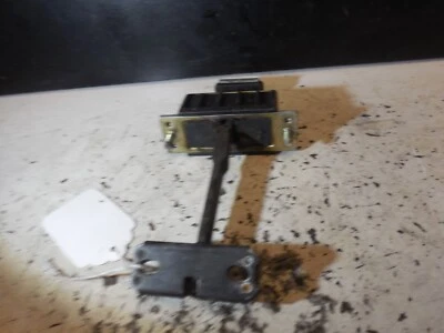 03-09 Tapón de retención de puerta delantera derecha Mercedes W211 E A 2117200116 Foto 1 de 4