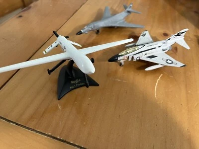 Лот из 3 самолетов Maisto-RQ-1 Predator, F-4J Phantom II, B-18 Lancer - Изображение 1 из 4