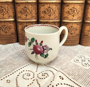 Taza de café de porcelana Seth Pennington Liverpool del siglo XVIII flores policromadas c1780 - Imagen 1 de 9