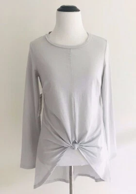 Top túnica suéter cuello redondo brillante Bebe para mujer talla XS gris torcido frontal alto-bajo Foto 1 de 4