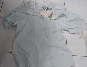 Neu mit Etikett 80er Jahre Vintage Cottagecore Damenbluse mit Knopfleiste blau Gr. 8 Häkelspitzenkragen - Bild 1 von 8