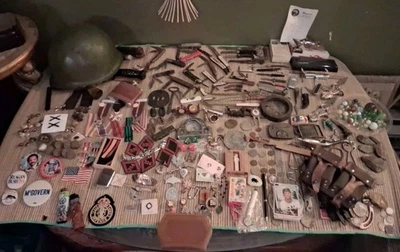 Lote de cajones de chatarra antiguos de colección de abuelos CUCHILLOS MILITARES monedas alfileres medallas 318 ARTÍCULOS Foto 1 de 4