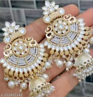 Ethnische traditionelle indische Ohrringe im Bollywood-Stil im...