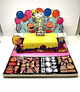Vintage Happy Birthday Snoopy 60s Pop Up Stand Colorform Playset Peanuts Unused - Picture 1 of 17