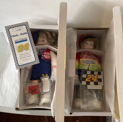 Muñecas Chris & Katie 1998 The Hamilton Collection NASCAR Jeff Gordon Fans NUEVO EN CAJA Foto 1 de 4