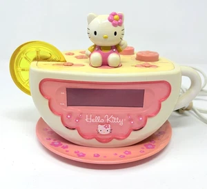 Reloj despertador Sanrio Hello Kitty taza de té limón funcionando radio luz nocturna amarillenta - Imagen 1 de 8